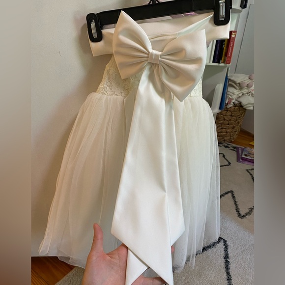 David's Bridal Toddler off-white 2T flower girl dress and large satin bow belt - Picture 5 of 9